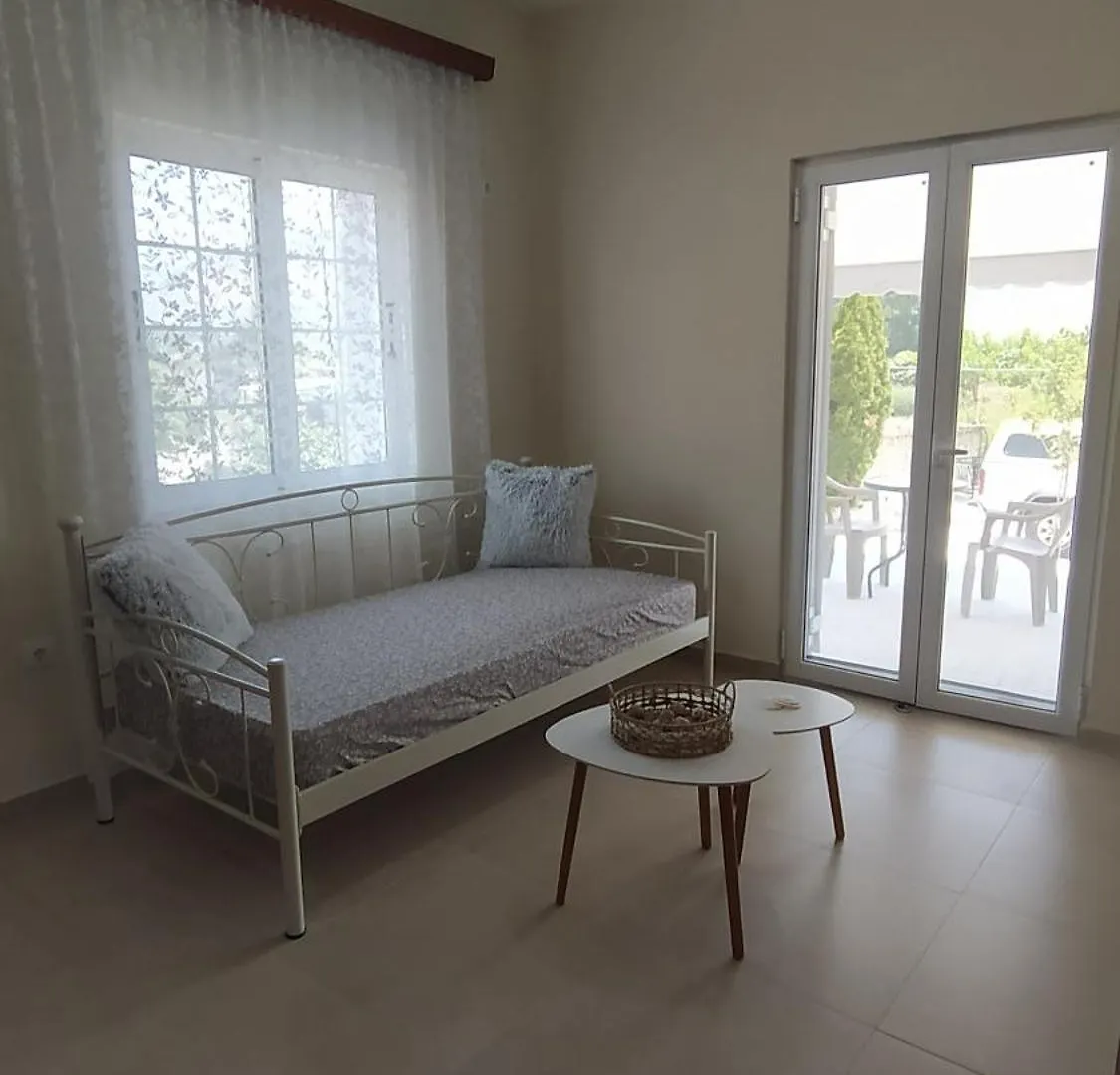 Toma'S Guest House Sarandë Apartmán
